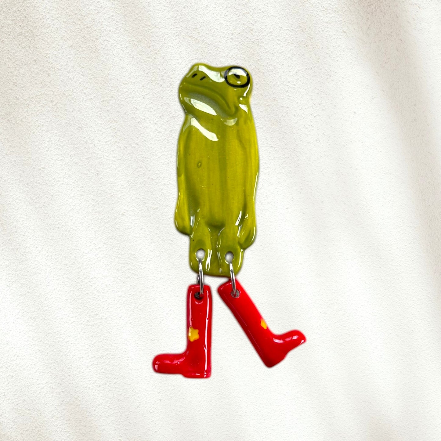 Frog-shaped magnet with red boots 