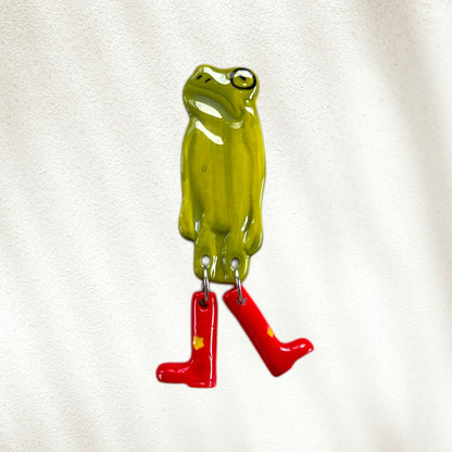Frog-shaped magnet with red boots 